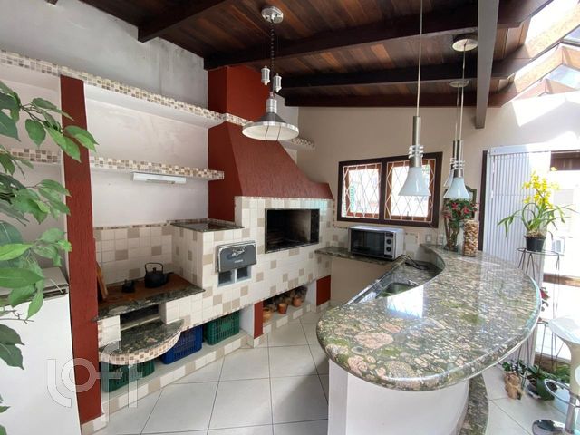 Casa com 263m², 3 dormitórios, 1 suíte, 3 vagas, Higienópolis em Porto Alegre