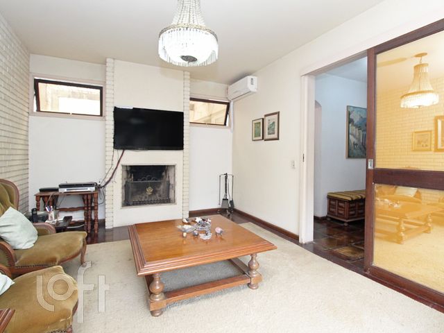 Casa com 289m², 4 dormitórios, 1 suíte, 3 vagas, Petrópolis em Porto Alegre