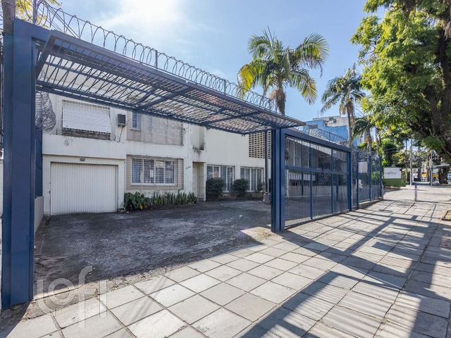 Casa com 300m², 3 dormitórios, 1 suíte, 5 vagas, Petrópolis em Porto Alegre