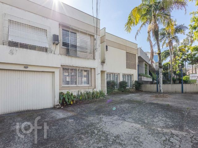 Casa com 300m², 3 dormitórios, 1 suíte, 5 vagas, Petrópolis em Porto Alegre