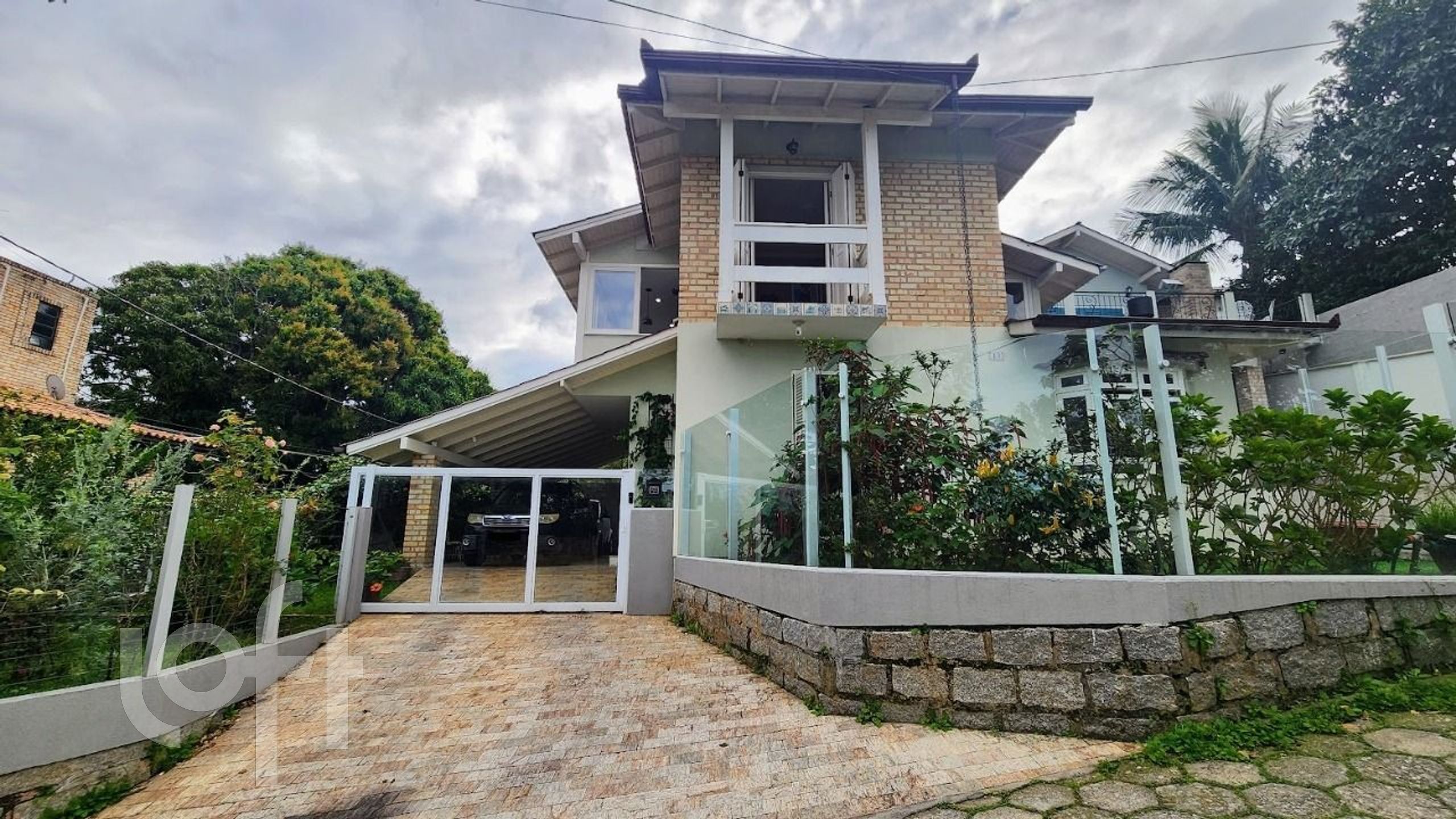 Casa Residencial com 241m², 4 quartos, 1 suíte, 2 garagens, no bairro Ponta de Baixo em São José
