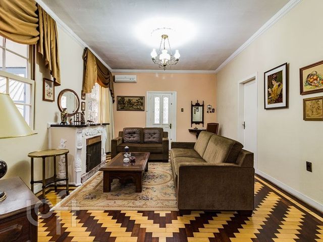 Casa com 223m², 3 dormitórios, 1 suíte, 5 vagas, Petrópolis em Porto Alegre