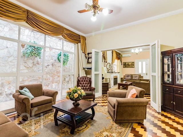 Casa com 223m², 3 dormitórios, 1 suíte, 5 vagas, Petrópolis em Porto Alegre