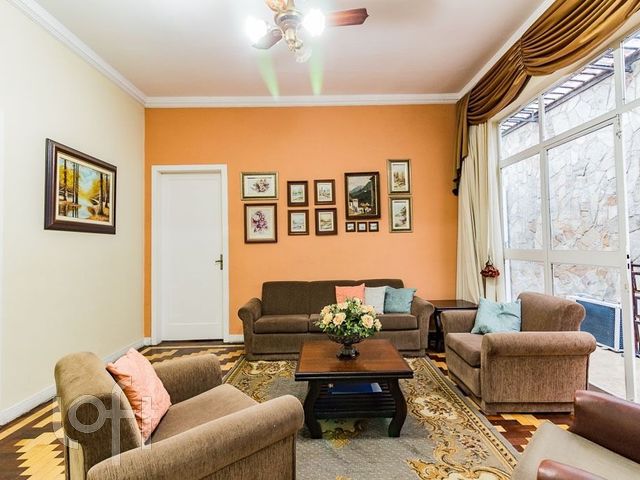 Casa com 223m², 3 dormitórios, 1 suíte, 5 vagas, Petrópolis em Porto Alegre