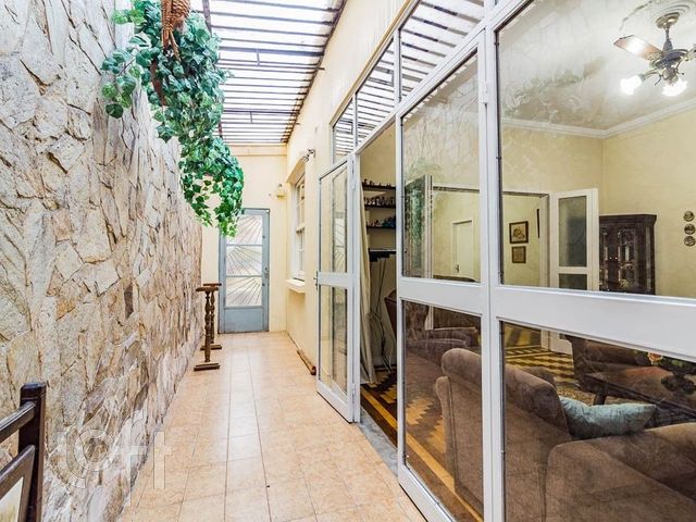 Casa com 223m², 3 dormitórios, 1 suíte, 5 vagas, Petrópolis em Porto Alegre