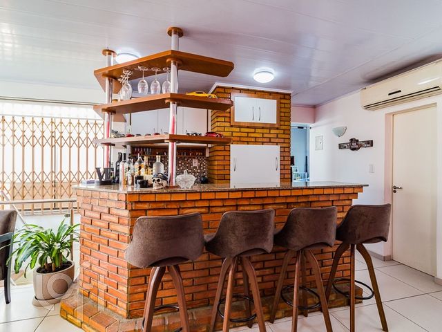 Apartamento com 104m², 2 dormitórios, 2 vagas, São João em Porto Alegre