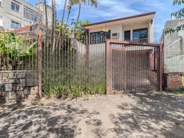 Casa com 180m², 3 dormitórios, 4 vagas, São João em Porto Alegre