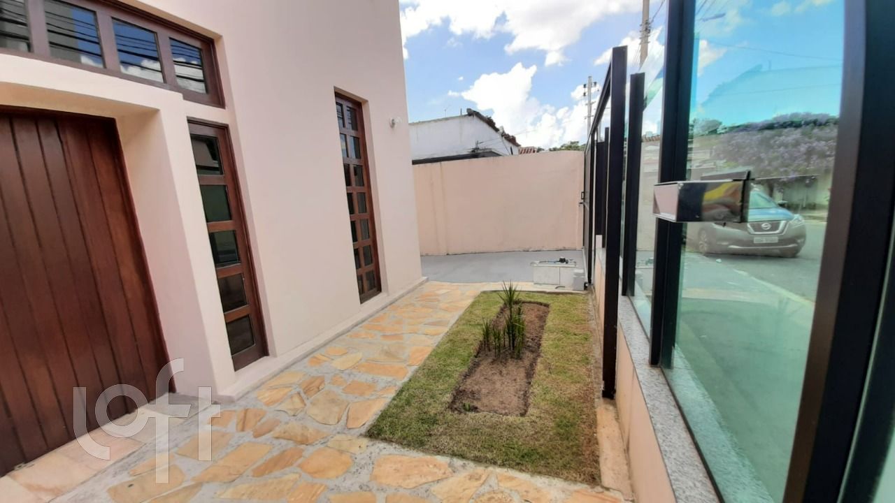 Casa à venda com 3 quartos, 237m² - Foto 1