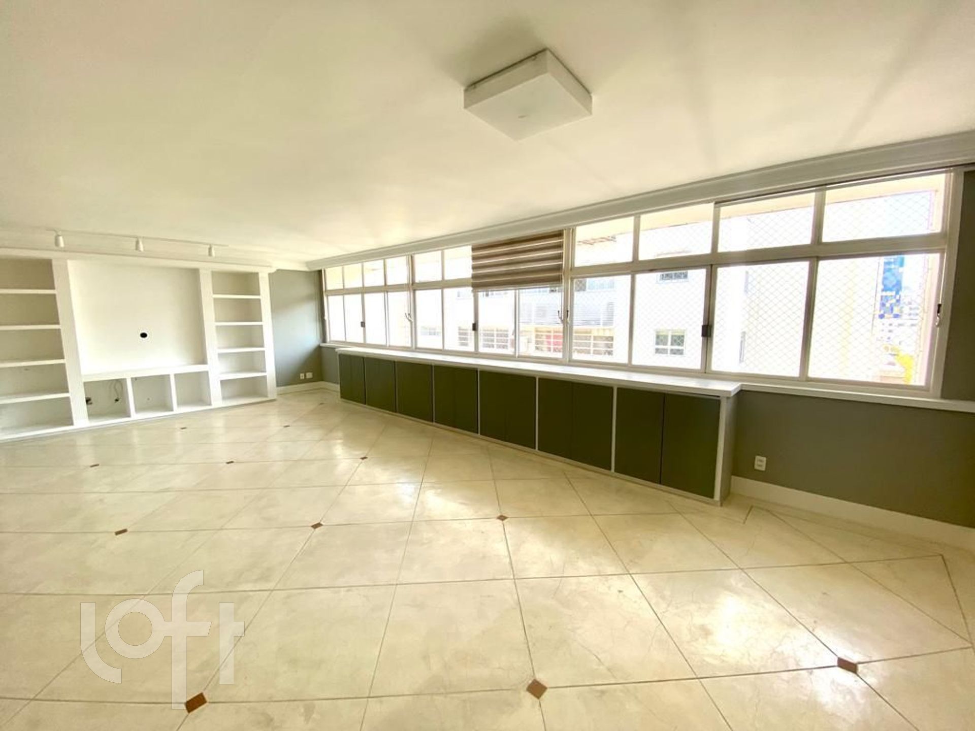 Apartamento à venda com 3 quartos, 188m² - Foto 2