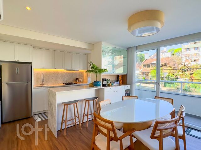 Apartamento com 82m², 2 dormitórios, 1 suíte, 2 vagas, Menino Deus em Porto Alegre