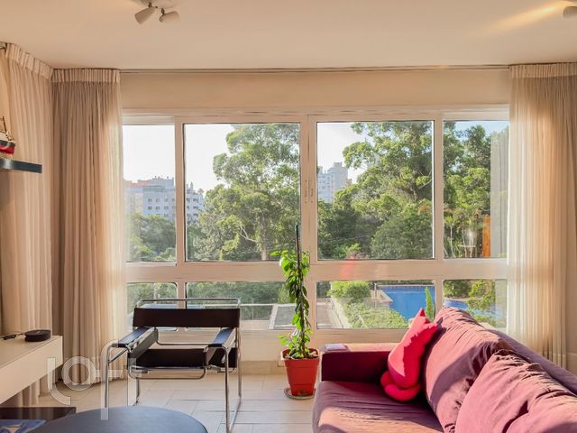 Apartamento com 105m², 3 dormitórios, 1 suíte, 2 vagas, Petrópolis em Porto Alegre