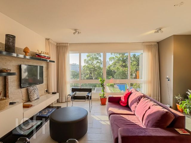 Apartamento com 105m², 3 dormitórios, 1 suíte, 2 vagas, Petrópolis em Porto Alegre