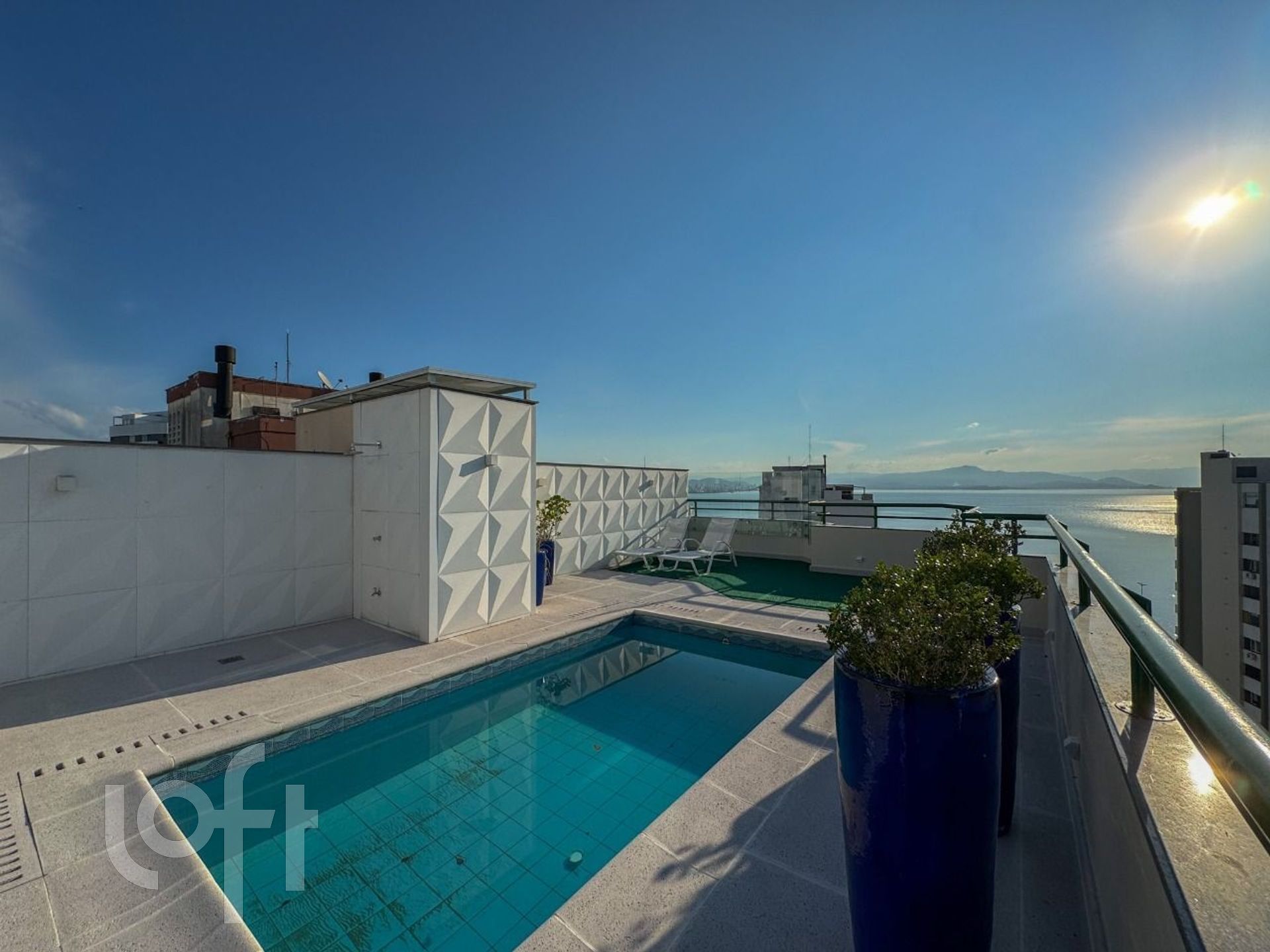 Cobertura frente mar na Agronômica - Mobiliada | 3 dormitórios | 2 vagas | Piscina | Floriánopolis