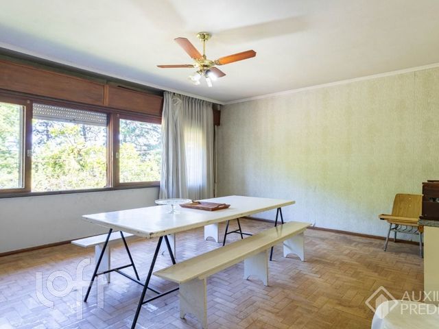 Casa com 387m², 3 dormitórios, 3 suítes, 3 vagas, Vila Ipiranga em Porto Alegre