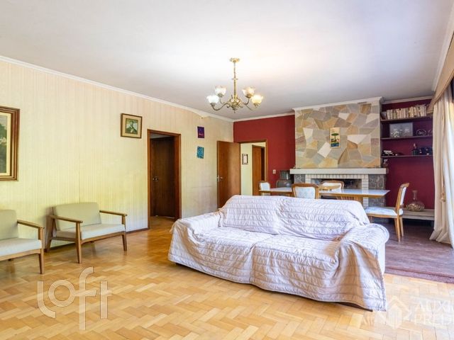 Casa com 387m², 3 dormitórios, 3 suítes, 3 vagas, Vila Ipiranga em Porto Alegre