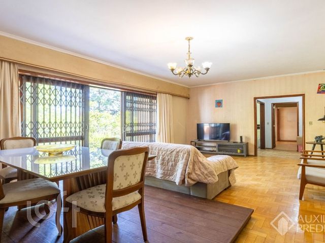 Casa com 387m², 3 dormitórios, 3 suítes, 3 vagas, Vila Ipiranga em Porto Alegre