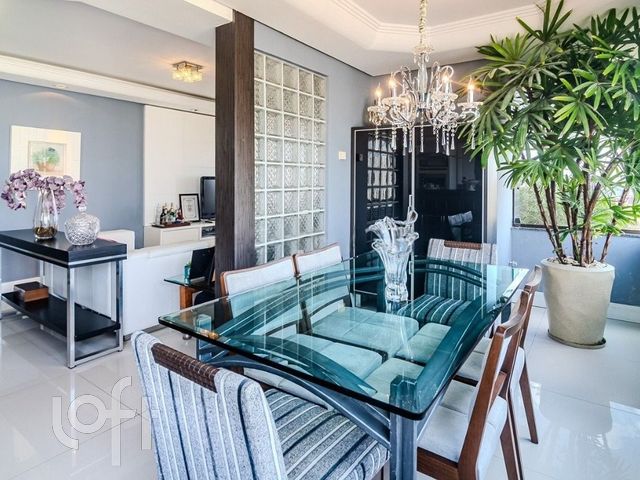 Apartamento com 266m², 4 dormitórios, 1 suíte, 2 vagas, Petrópolis em Porto Alegre