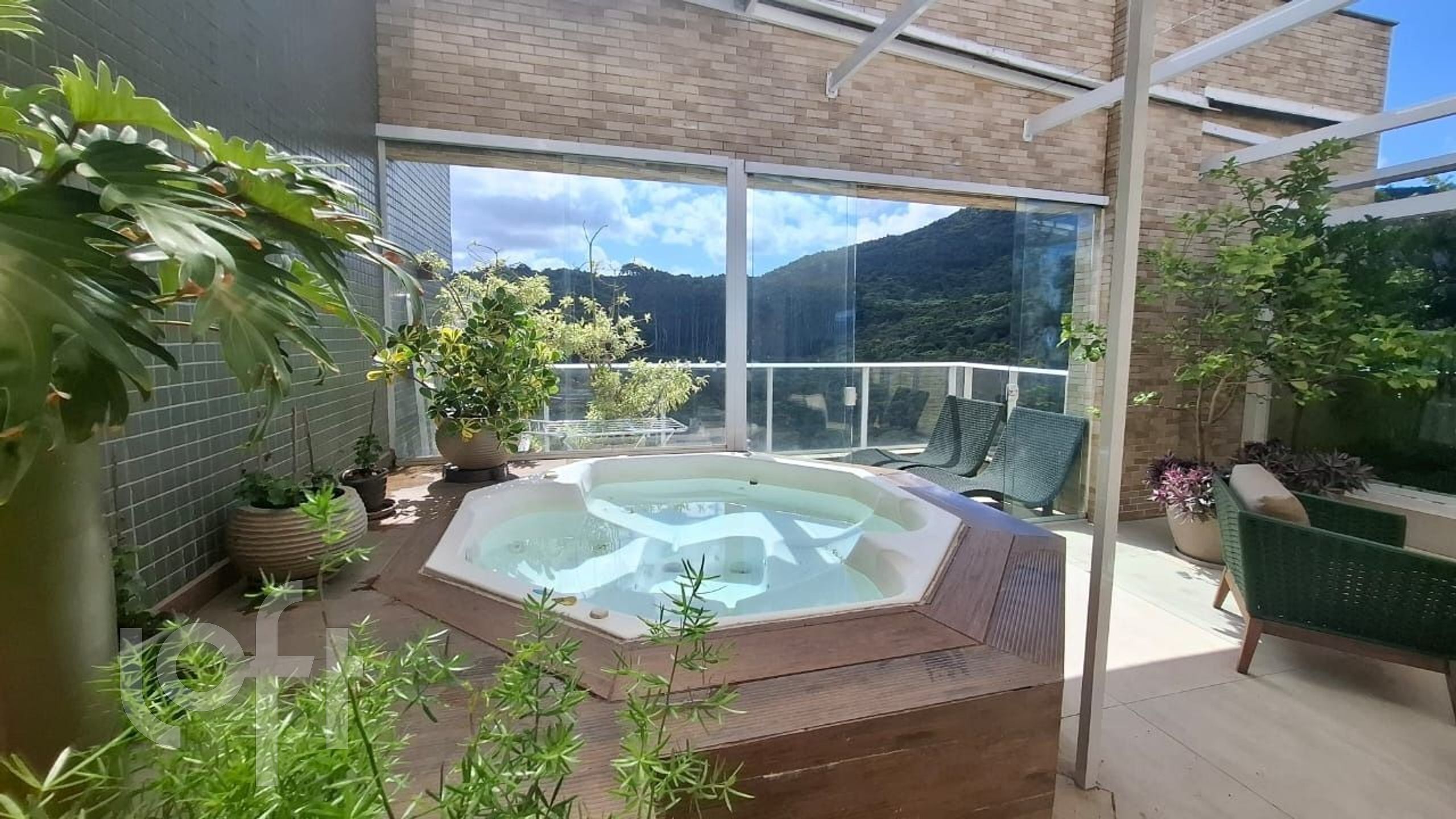 Apartamentos com 147m², 2 quartos, 1 suíte, 2 garagens, no bairro Itacorubi em Florianópolis