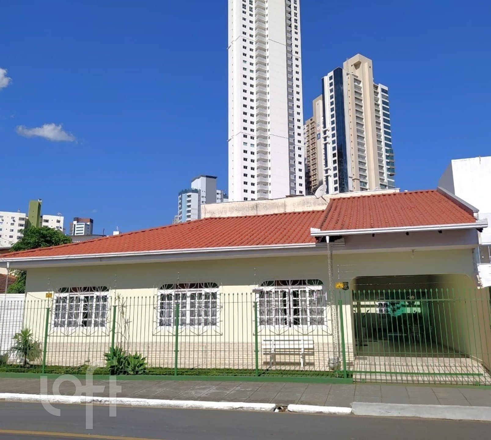 Casa à venda em Centro com 220 m², 4 quartos, 1 suíte, 2 vagas
