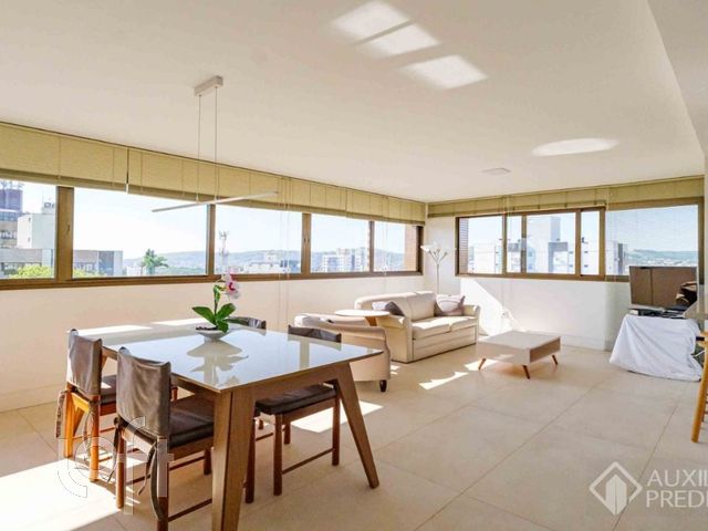 Apartamento com 90m², 2 dormitórios, 2 suítes, 2 vagas, Petrópolis em Porto Alegre