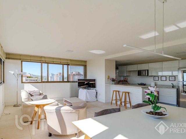 Apartamento com 90m², 2 dormitórios, 2 suítes, 2 vagas, Petrópolis em Porto Alegre