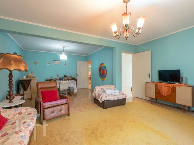 Casa com 228m², 4 dormitórios, 1 suíte, 4 vagas, Petrópolis em Porto Alegre