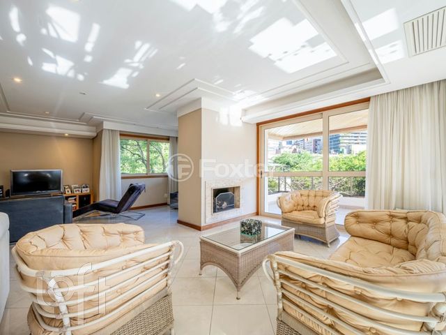Apartamento com 220m², 3 dormitórios, 3 suítes, 4 vagas, Petrópolis em Porto Alegre