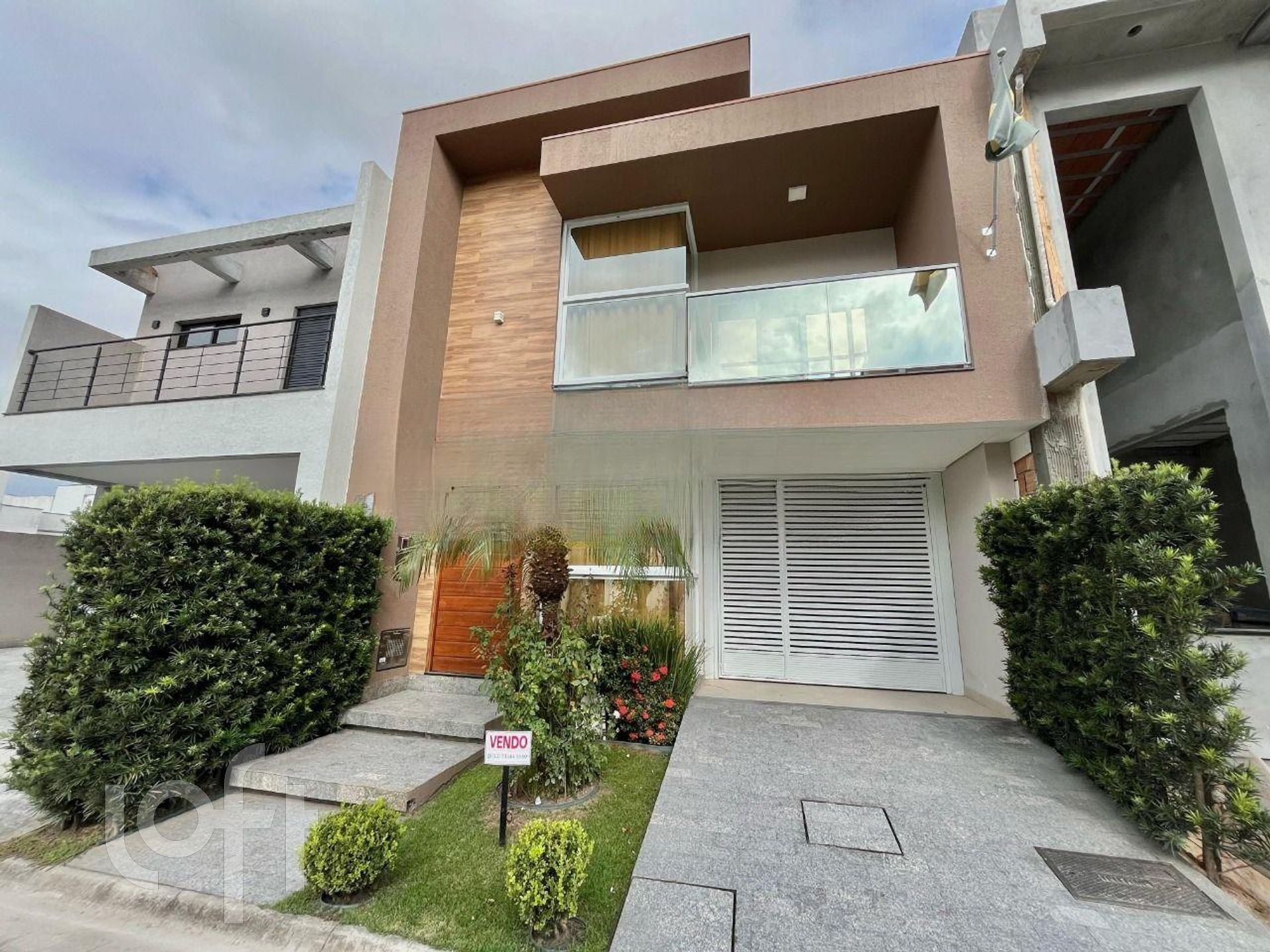 Casa Residencial com 227m², 3 quartos, 1 suíte, 2 garagens, no bairro Beira Rio em Biguaçu