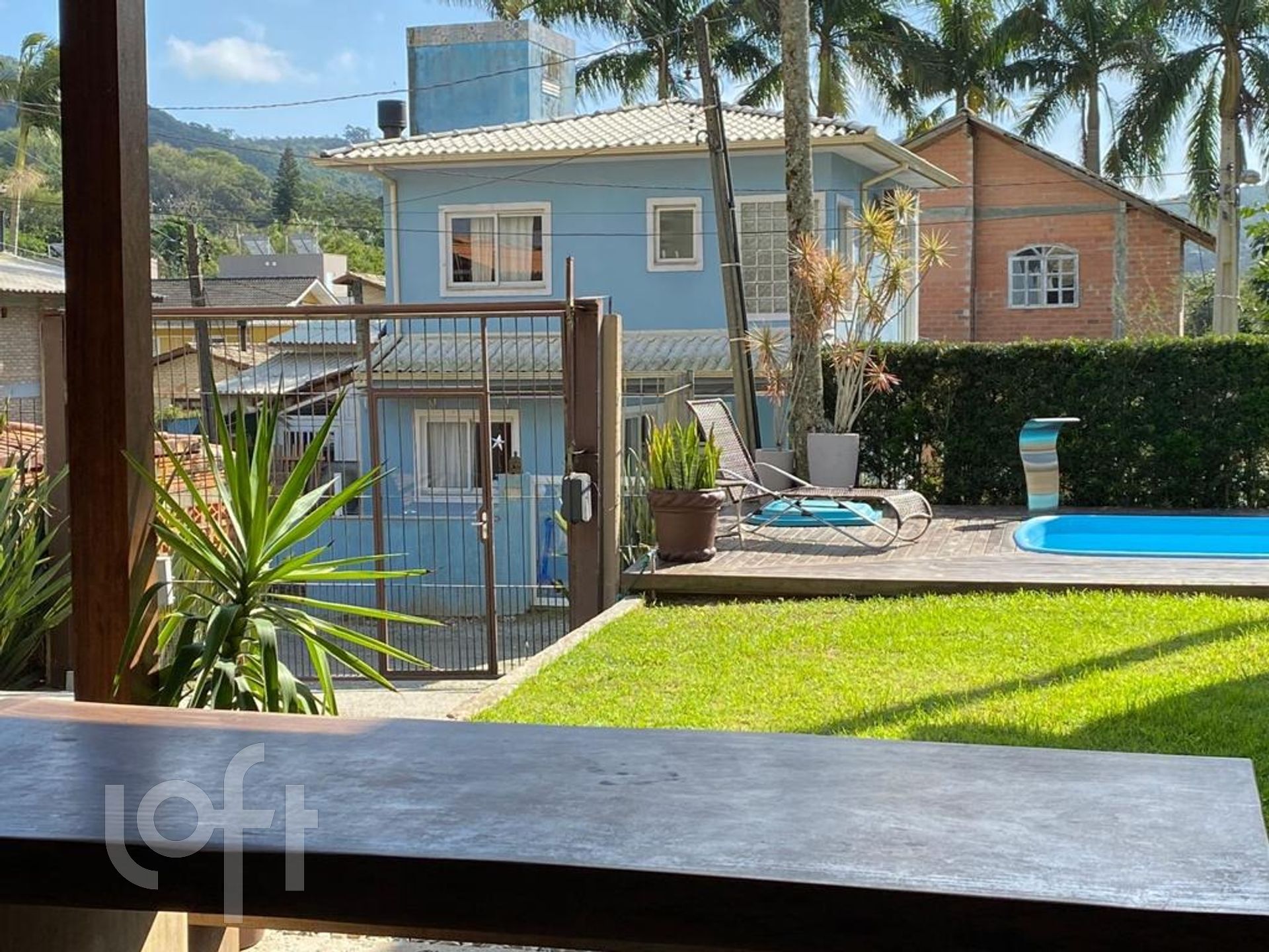 Casa Residencial com 180m², 3 quartos, 1 suíte, 4 garagens, no bairro Canto da Lagoa em Florianópolis