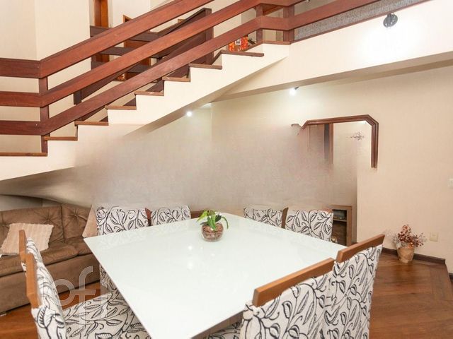 Casa com 294m², 4 dormitórios, 1 suíte, 2 vagas, Cristo Redentor em Porto Alegre