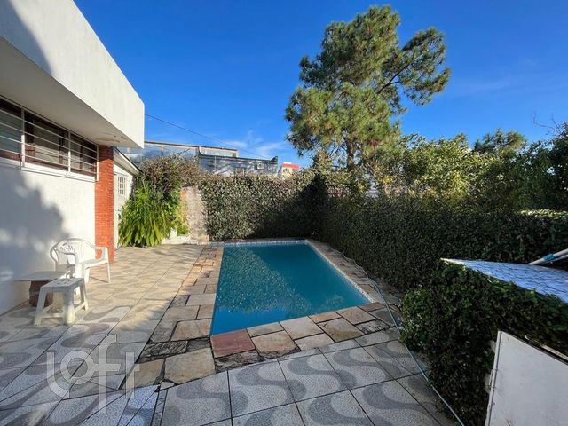 Casa com 397m², 4 dormitórios, 1 suíte, 4 vagas, Chácara das Pedras em Porto Alegre