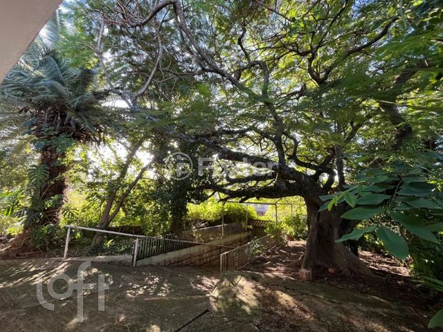 Casa com 397m², 4 dormitórios, 1 suíte, 4 vagas, Chácara das Pedras em Porto Alegre