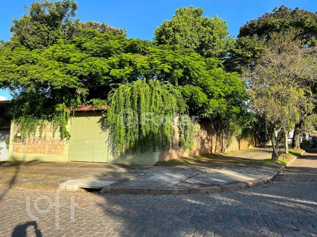 Casa com 397m², 4 dormitórios, 1 suíte, 4 vagas, Chácara das Pedras em Porto Alegre
