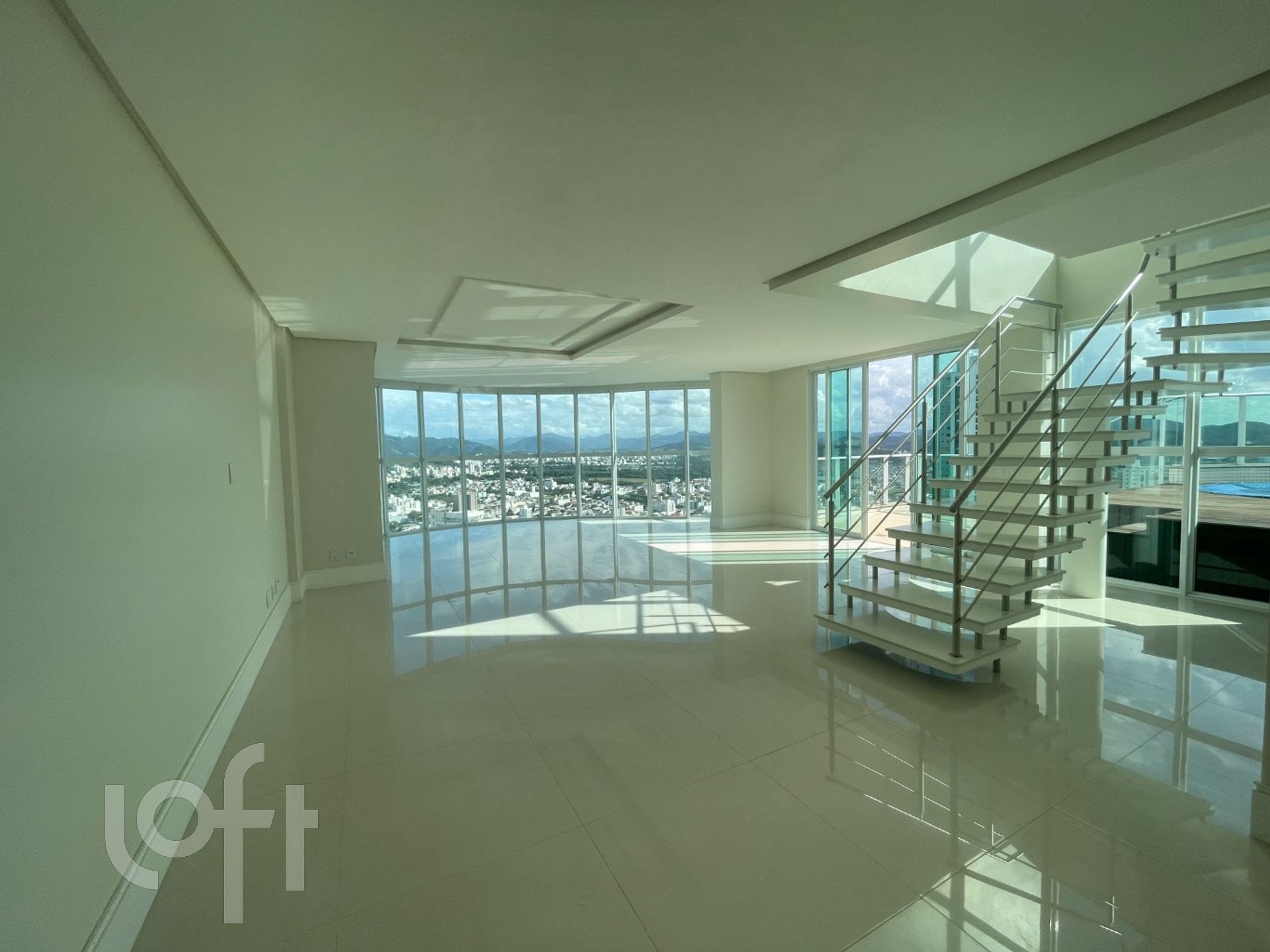 Apartamentos com 245m², 3 quartos, 3 suítes, 5 garagens, no bairro Centro em Balneário Camboriú