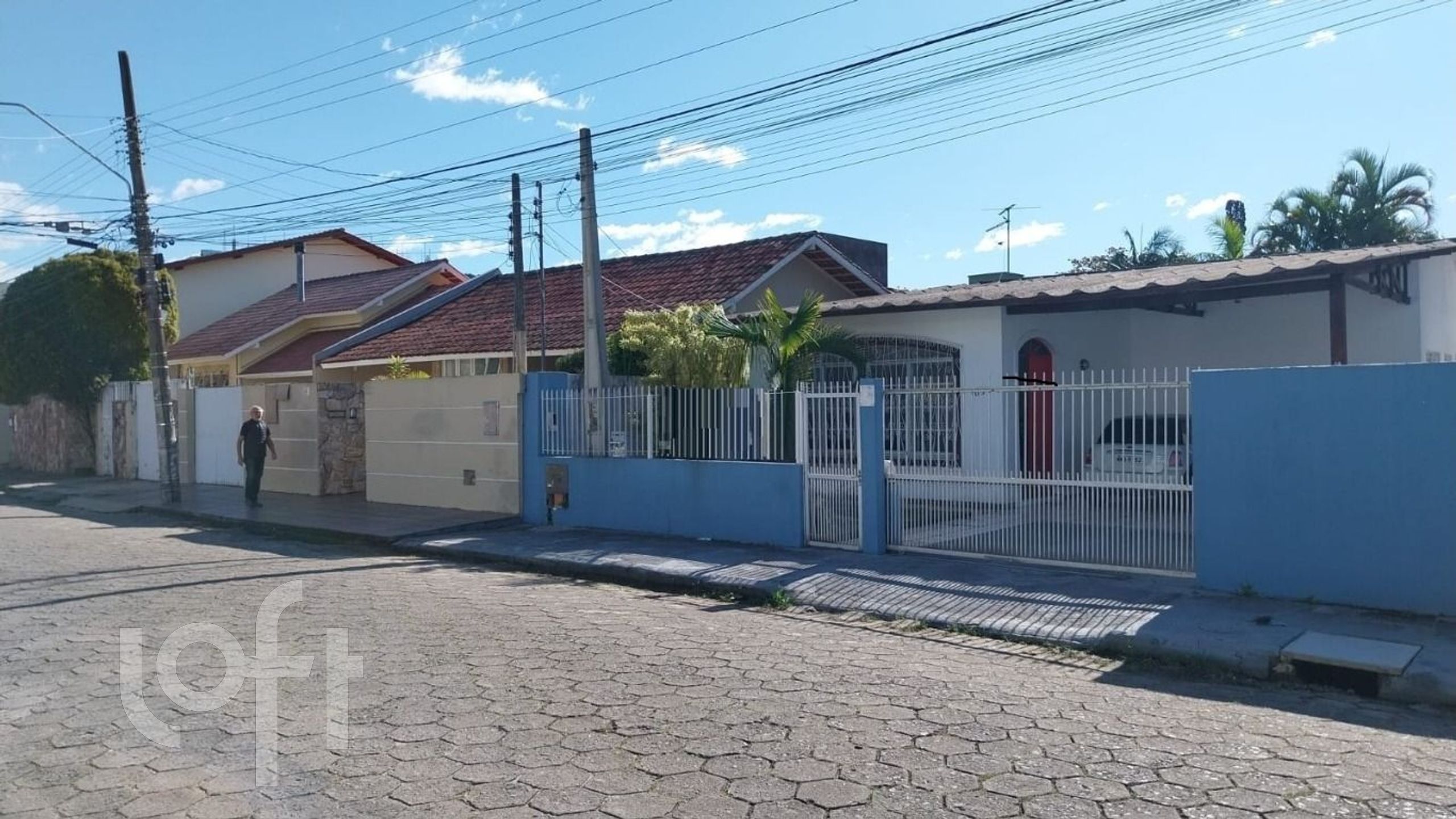 Casa à venda em Santa Mônica com 126 m², 3 quartos, 1 suíte, 5 vagas