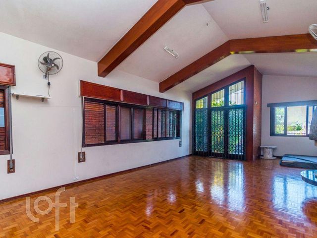 Casa com 350m², 4 dormitórios, 4 vagas, Três Figueiras em Porto Alegre