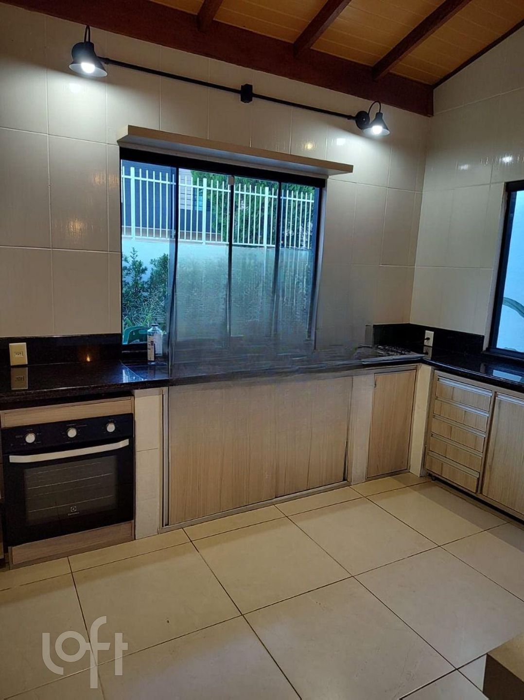 Casa Residencial com 180m², 3 quartos, 1 suíte, 2 garagens, no bairro Nações em Balneário Camboriú