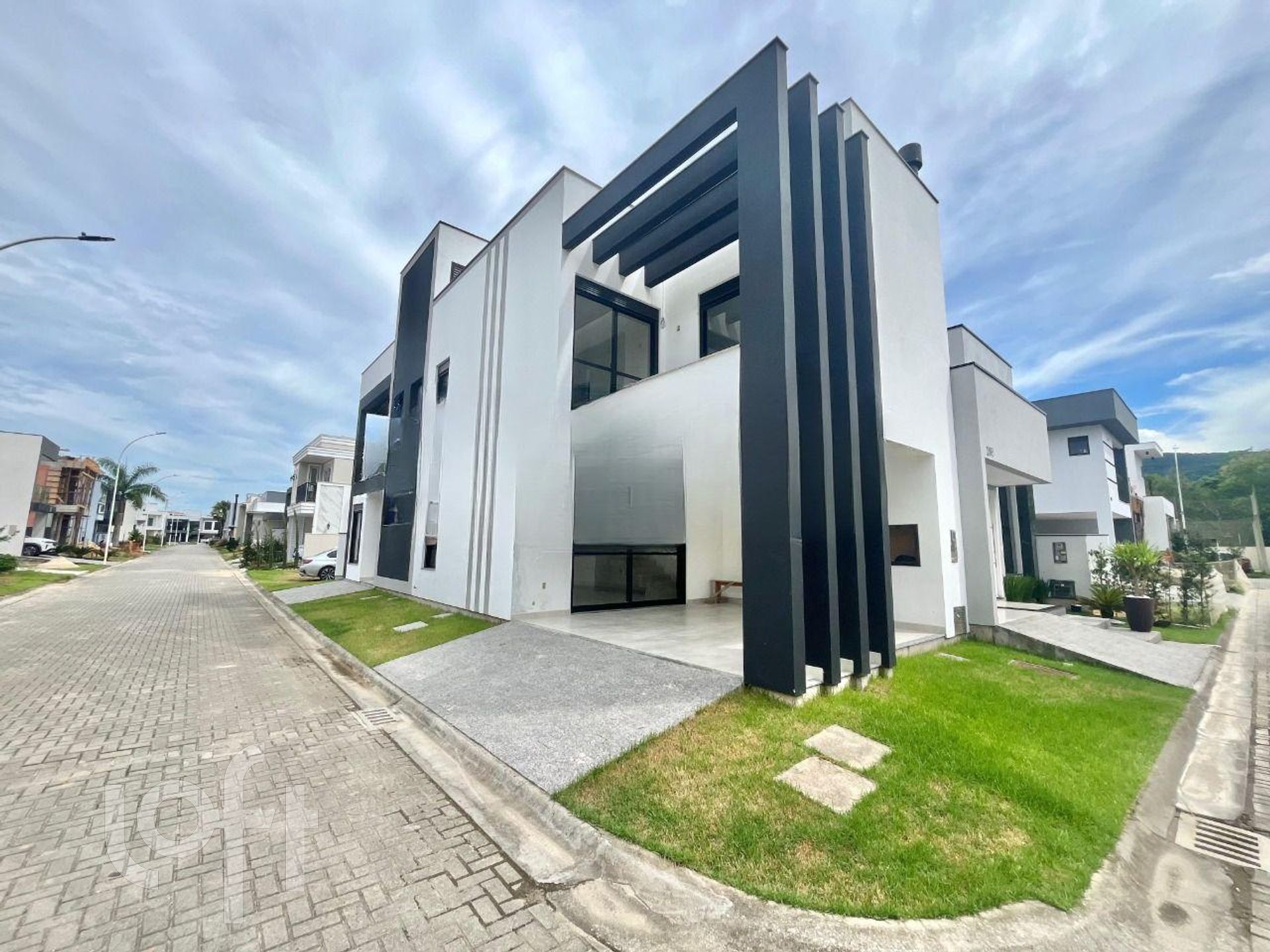 Casa Residencial com 189m², 3 quartos, 1 suíte, 2 garagens, no bairro Beira Rio em Biguaçu