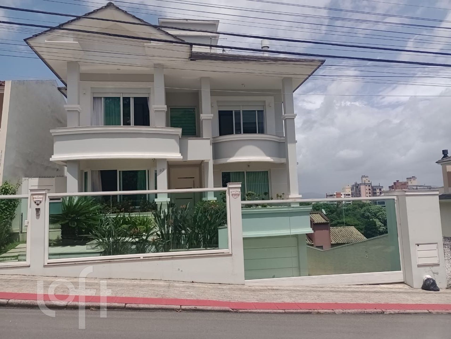 Casa à venda em Abraão com 505 m², 4 quartos, 4 suítes, 7 vagas