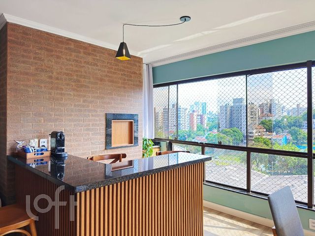 Apartamento com 107m², 3 dormitórios, 1 suíte, 2 vagas, Petrópolis em Porto Alegre