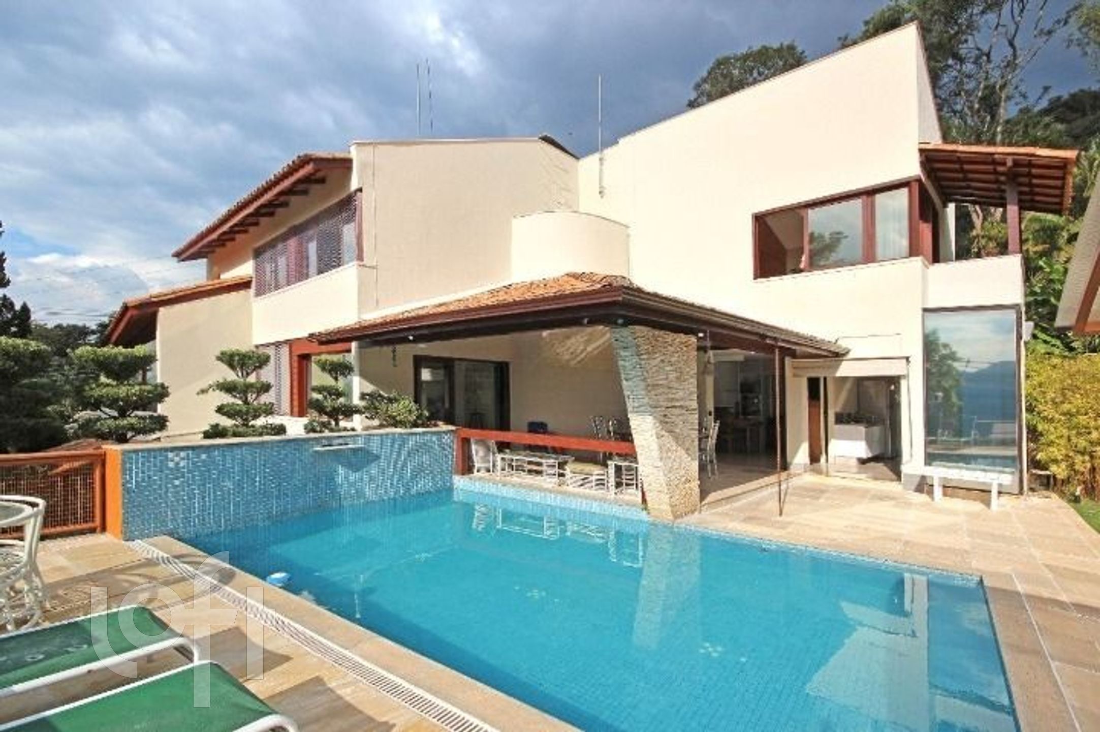 Casa de Condomínio à venda com 4 quartos, 557m² - Foto 1