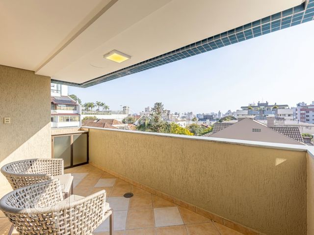 Apartamento com 96m², 3 dormitórios, 1 suíte, 2 vagas, Rio Branco em Porto Alegre