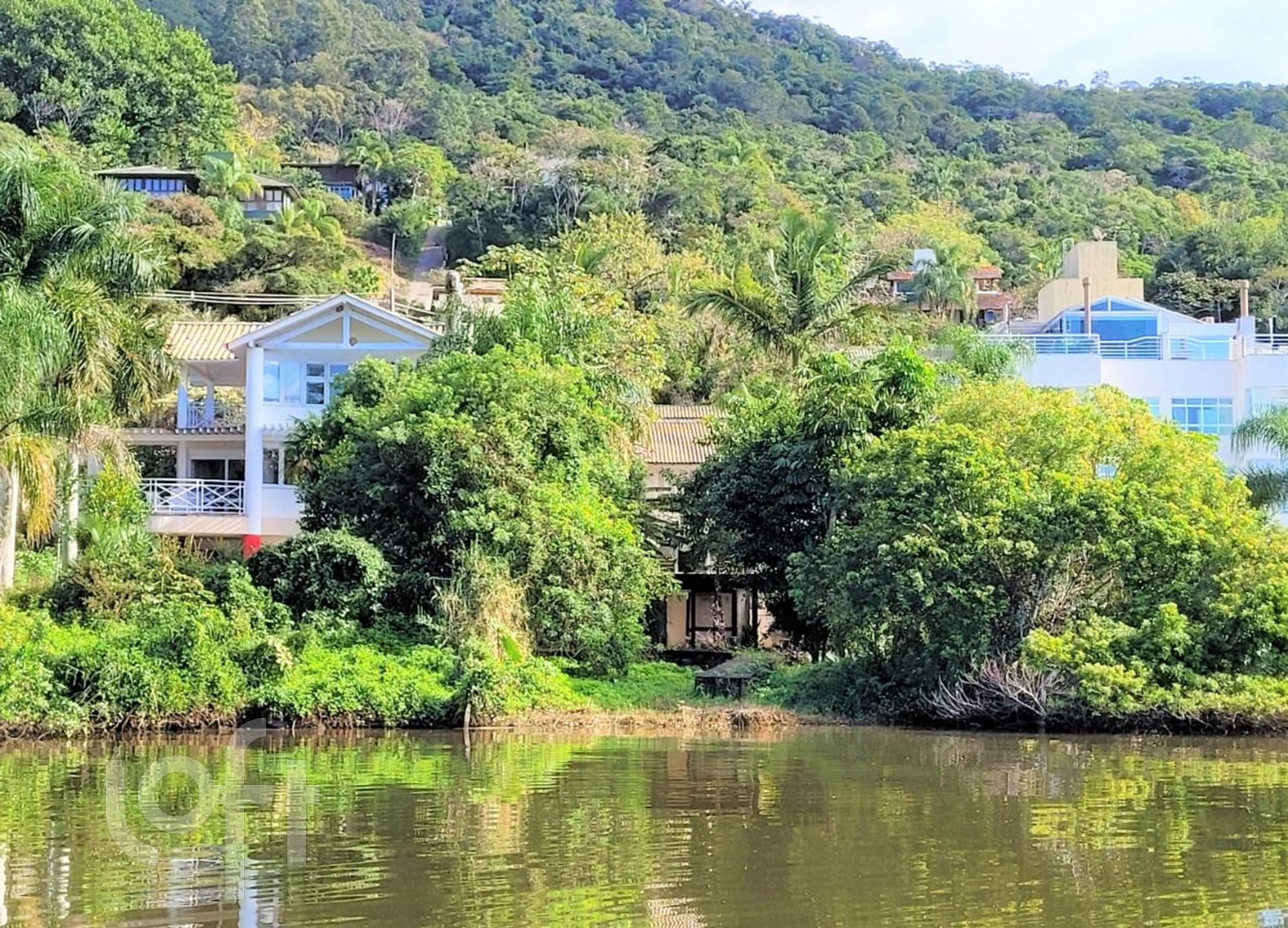 Casa Residencial com 450m², 4 quartos, 2 suítes, 3 garagens, no bairro Lagoa da Conceição em Florianópolis