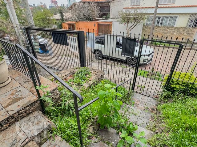 Casa com 360m², 4 dormitórios, 4 suítes, 4 vagas, Três Figueiras em Porto Alegre