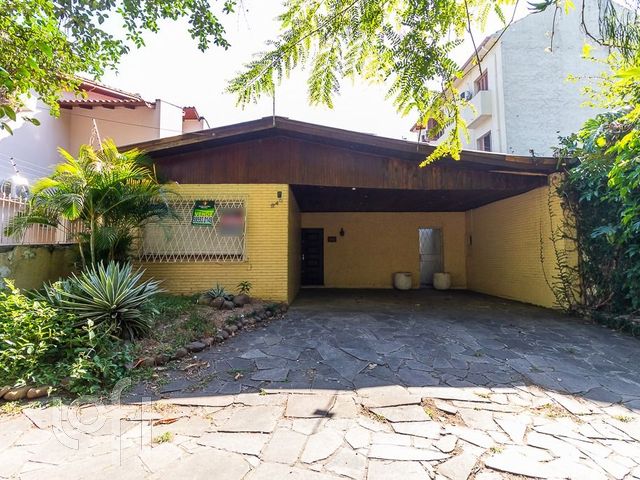 Casa com 254m², 4 dormitórios, 1 suíte, 2 vagas, Petrópolis em Porto Alegre