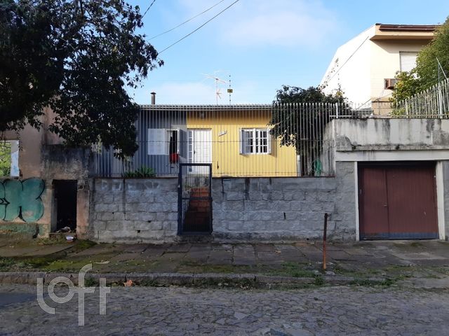 Casa com 85m², 2 dormitórios, 5 vagas, Vila Ipiranga em Porto Alegre
