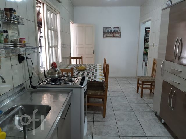 Casa com 85m², 2 dormitórios, 5 vagas, Vila Ipiranga em Porto Alegre