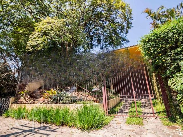 Casa com 222m², 3 dormitórios, 1 suíte, 4 vagas, Chácara das Pedras em Porto Alegre