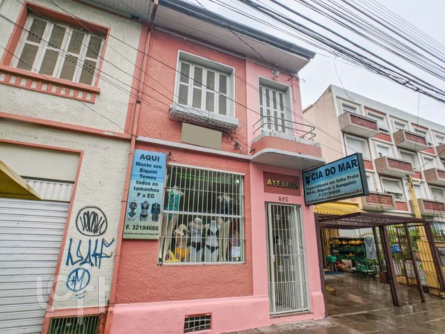 Casa com 195m², 2 dormitórios, 1 vaga, Santana em Porto Alegre