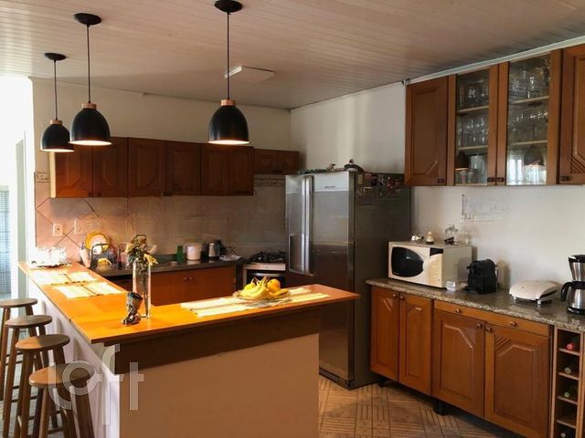 Casa com 380m², 3 dormitórios, 3 vagas, Vila Ipiranga em Porto Alegre